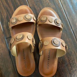 Summer sandal with flower design